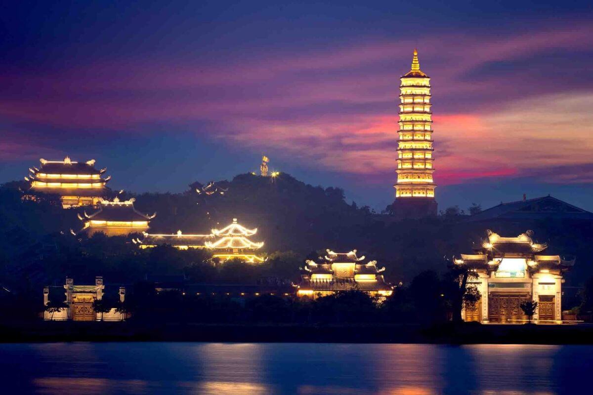 Tham quan chùa Bái Đính trong tour du lịch Ninh Bình 3 ngày 2 đêm