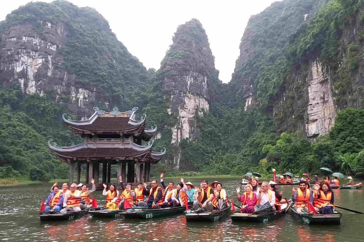 Đi thuyền Tràng An ngắm núi đá vôi trong tour du lịch Ninh Bình