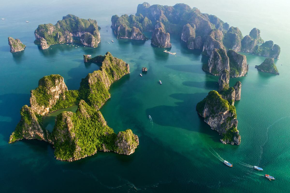 Trải nghiệm du thuyền vịnh Hạ Long trong tour Hà Nội – Ninh Bình – Hạ Long